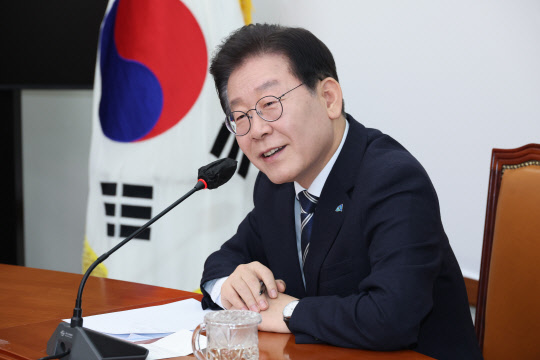 이재명 더불어민주당 대표가 23일 오전 서울 여의도 국회 본관에서 열린 위례·대장동 개발 비리 및 성남FC 후원금 의혹에 대해 검찰이 청구한 구속영장, 국회 체포동의안 접수와 관련한 기자간담회에서 취재진의 질문에 답하고 있다.<연합뉴스>